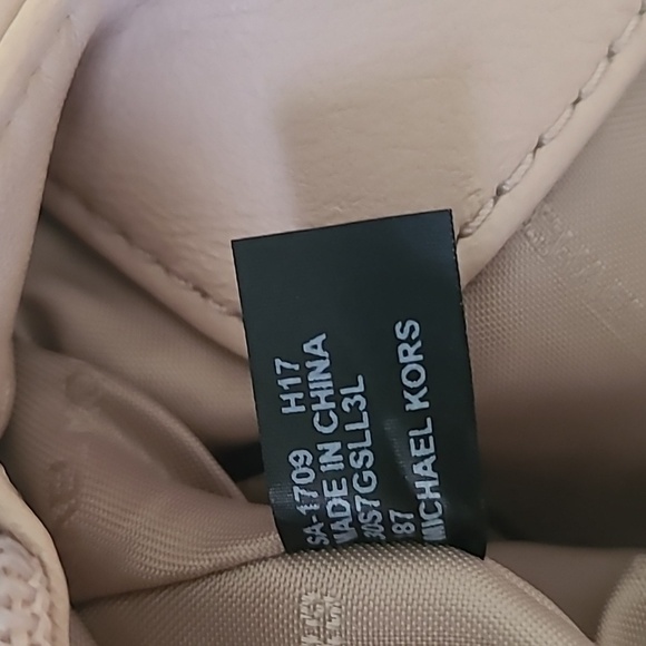 Michael Kors White Quilted Shoulder Bag with Gold Chain - Picture 10 of 11